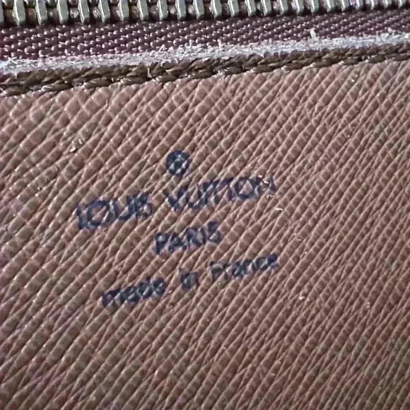 Authentic vintage Louis Vuitton epi clutch ~ brown - Picture 11 of 16